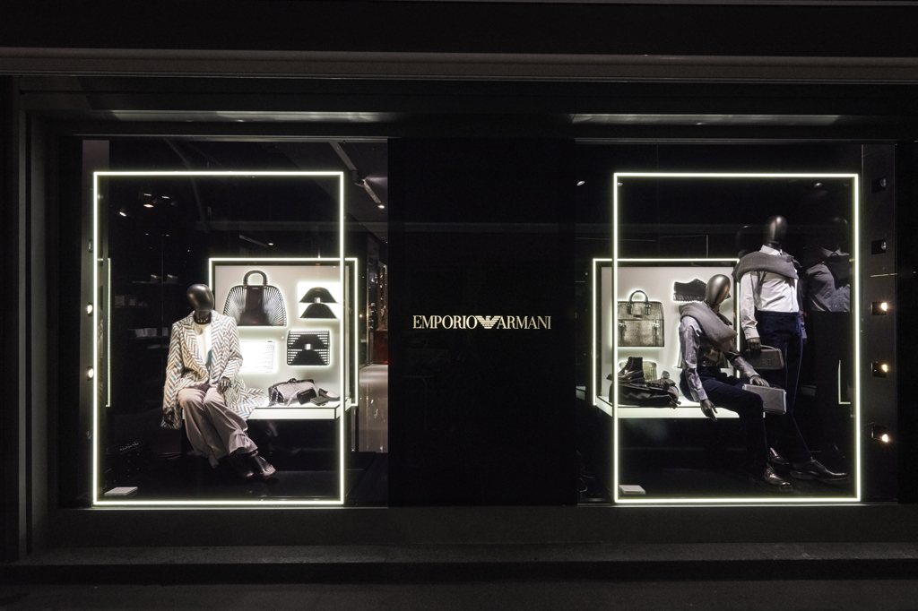 Витрины 2022. Армани витрина. Магазин Armani витрина. Giorgio Armani магазин. Реклама на витрине магазина.